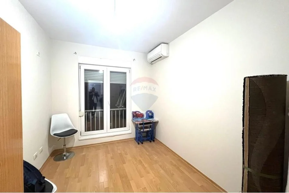 Tirane, jepet me qera apartament 2+1 , 94 m² 700 € (21 Dhjetori - Kompleksi Kontakt)