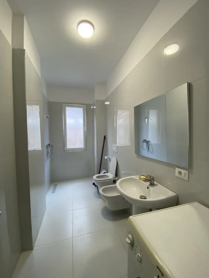 Tirane, jepet me qera 2+1+Ballkon Kati 1, 93 m² 400 € (Rruga Lidhja e Prizerenit)