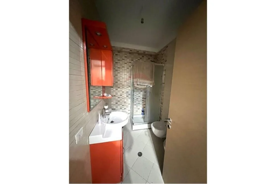 Tirane, jepet me qera apartament 2+1 , 94 m² 700 € (21 Dhjetori - Kompleksi Kontakt)