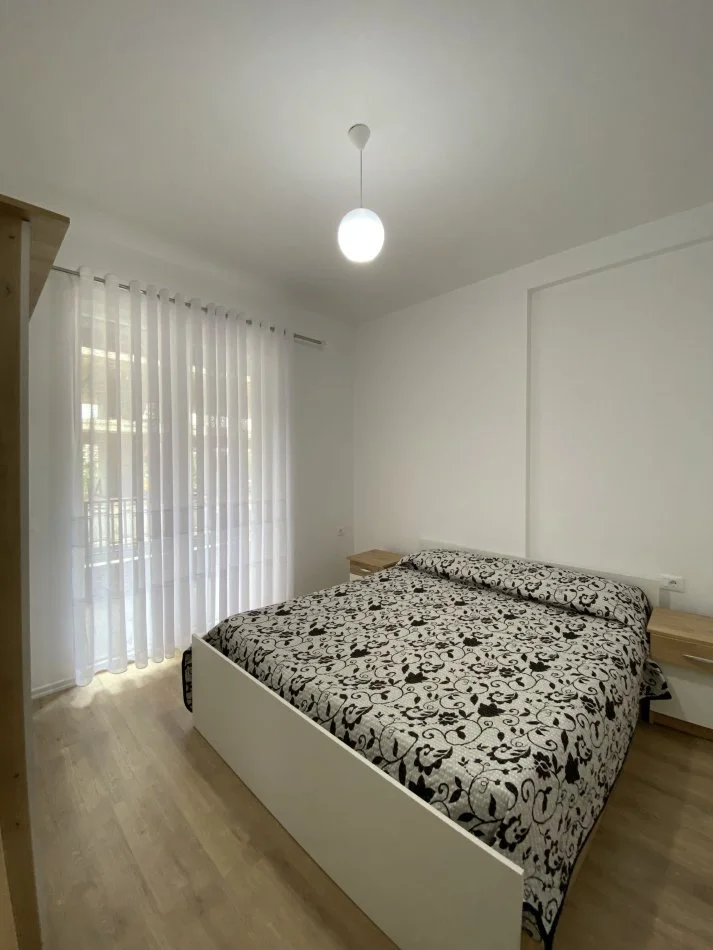 Tirane, jepet me qera 2+1+Ballkon Kati 1, 93 m² 400 € (Rruga Lidhja e Prizerenit)