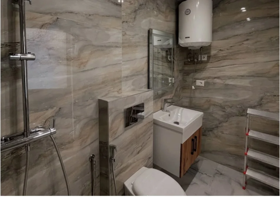 Dyqan me qera te 21 Dhjetori ,prane Rruges te Kavajes