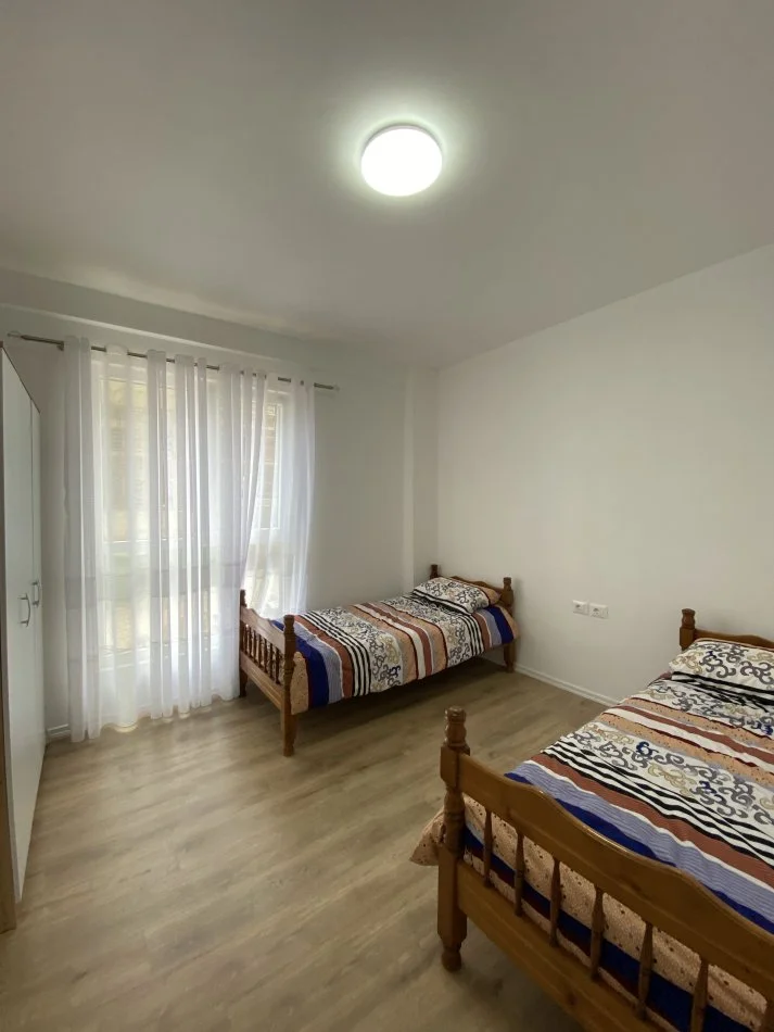 Tirane, jepet me qera 2+1+Ballkon Kati 1, 93 m² 400 € (Rruga Lidhja e Prizerenit)