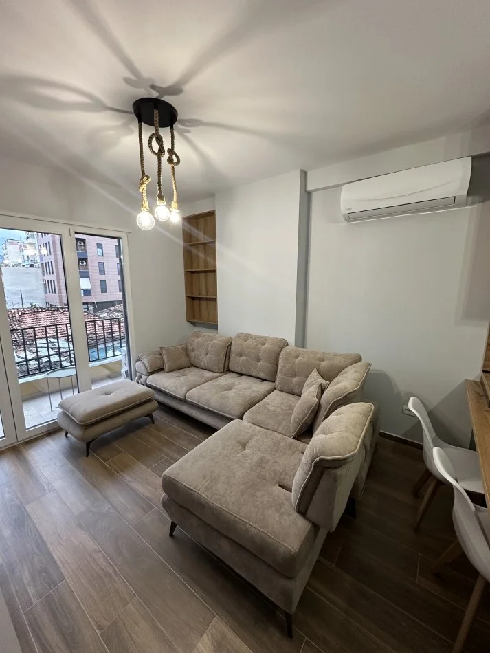 Tirane, jepet me qera apartament 1+1 Kati 2, 60 m² 700 € (Shkolla e Kuqe)