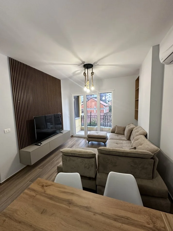 Tirane, jepet me qera apartament 1+1 Kati 2, 60 m² 700 € (Shkolla e Kuqe)