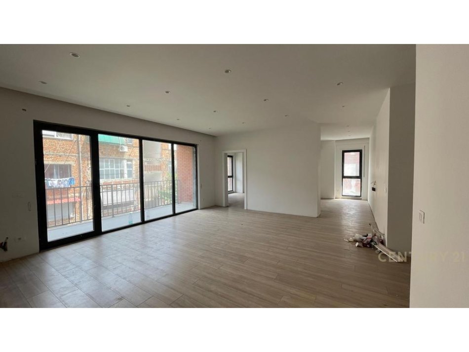 Tirane, jepet me qera zyre Kati 3, 141 m² 2.000 € (Myslym Shyri)