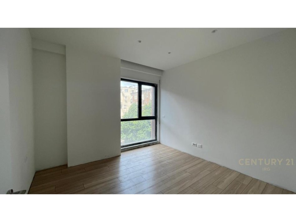 Tirane, jepet me qera zyre Kati 3, 141 m² 2.000 € (Myslym Shyri)