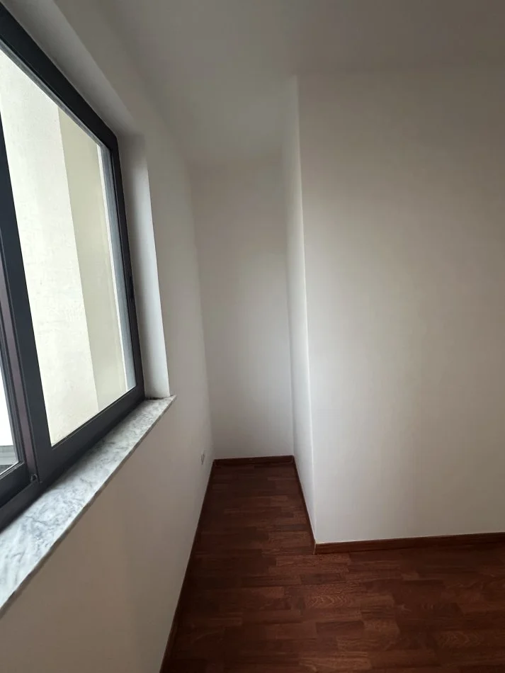 Durres, jepet me qera ambjent biznesi Kati 2, 45 m² (Rruga Fetah Bllaca)