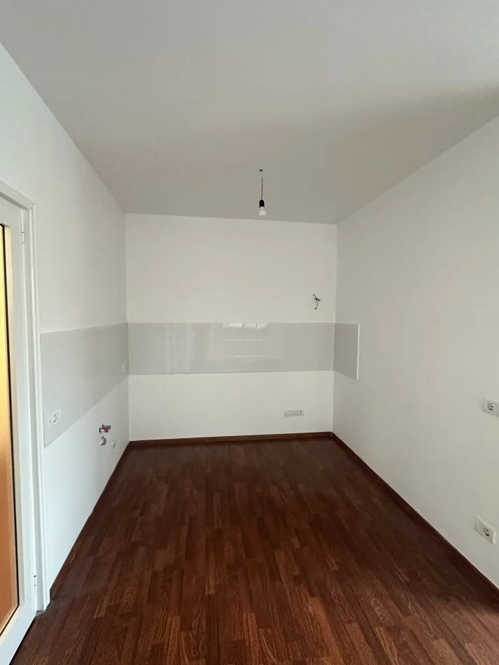 Durres, jepet me qera ambjent biznesi Kati 2, 45 m² (Rruga Fetah Bllaca)