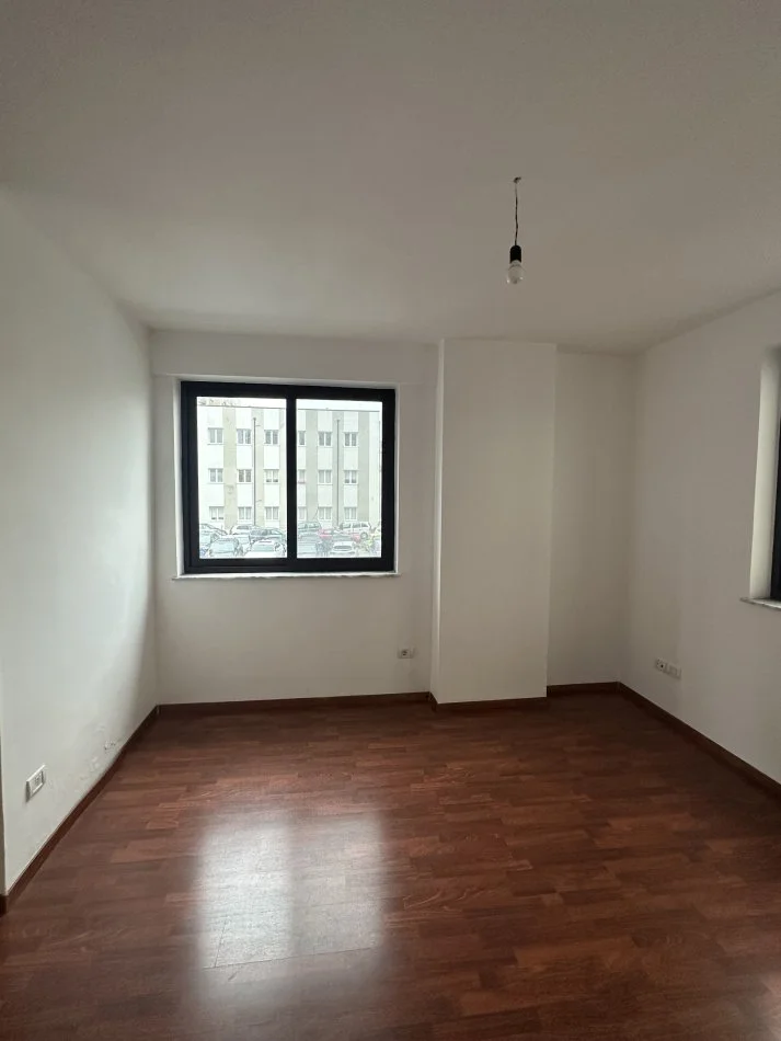 Durres, jepet me qera ambjent biznesi Kati 2, 45 m² (Rruga Fetah Bllaca)