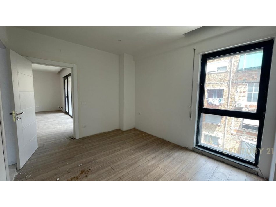 Tirane, jepet me qera zyre Kati 3, 141 m² 2.000 € (Myslym Shyri)