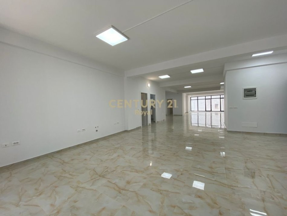Tirane, jepet me qera zyre Kati 1, 226 m² 2.300 € (KOMPLEKSI HALILI)