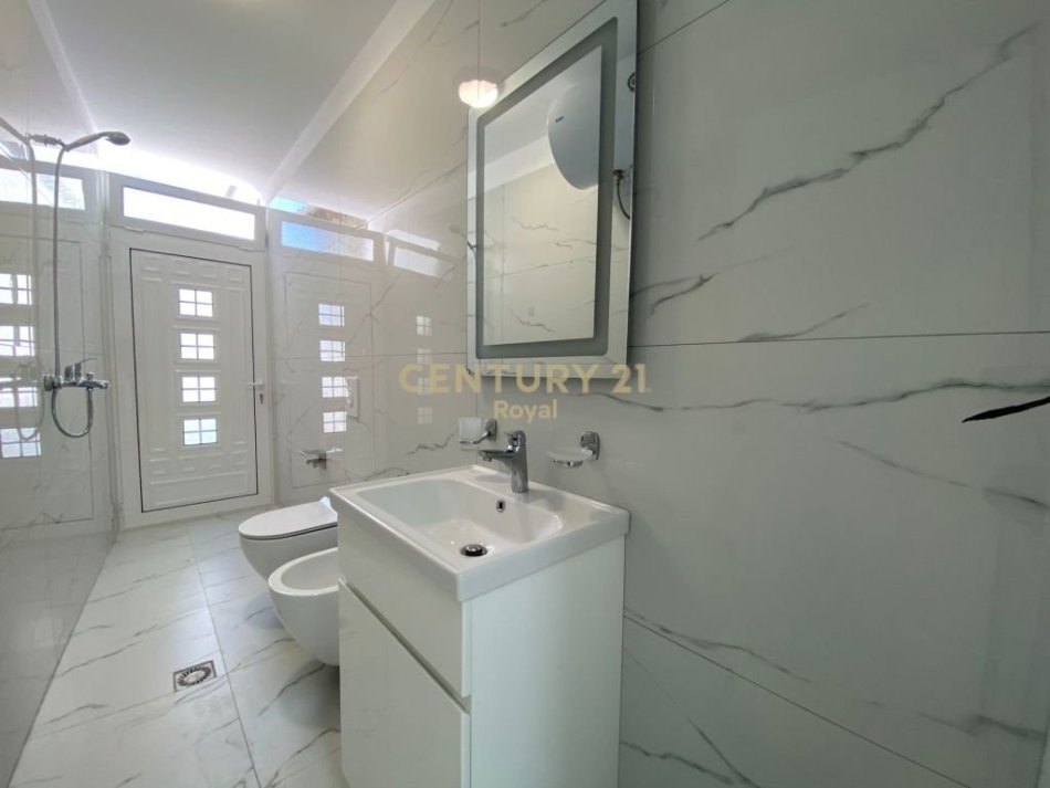 Tirane, jepet me qera zyre Kati 1, 226 m² 2.300 € (KOMPLEKSI HALILI)