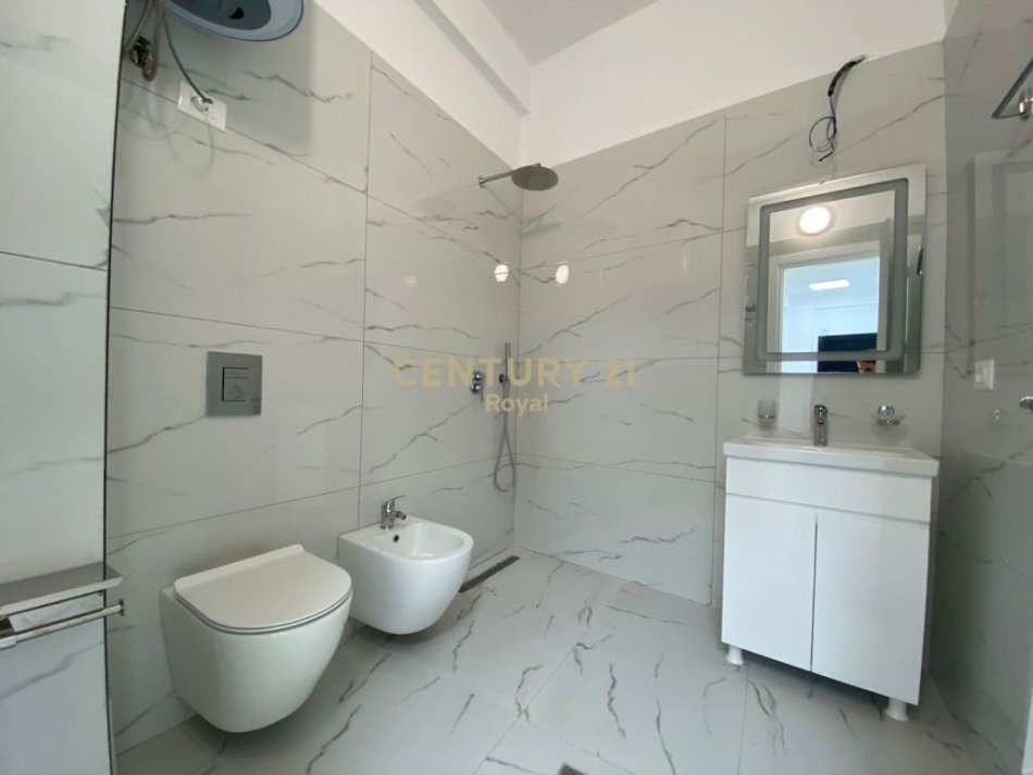 Tirane, jepet me qera zyre Kati 1, 226 m² 2.300 € (KOMPLEKSI HALILI)