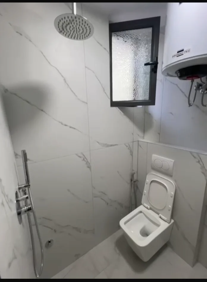 Jepet me qira apartament 1+1, kati 1 i nje vile, 400 € tek QSUT,5 Maji