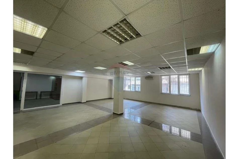 Tirane, jepet me qera zyre Kati 1, 113 m² 500 € 