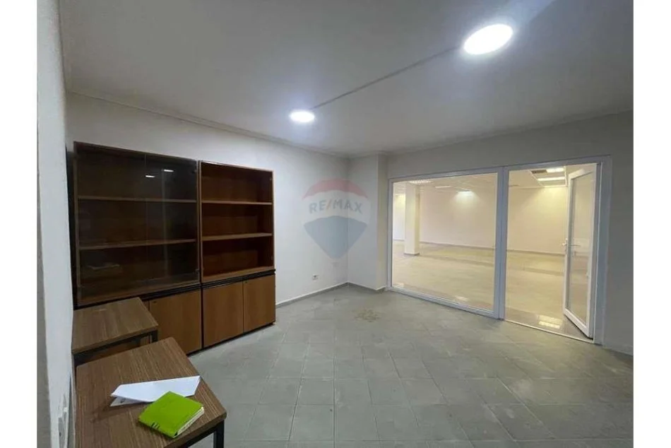 Tirane, jepet me qera zyre Kati 1, 113 m² 500 € 