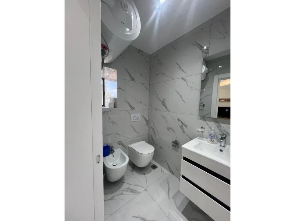 Tirane, jepet me qera apartament 1+1 Kati 9, 60 m² 1.000 € 