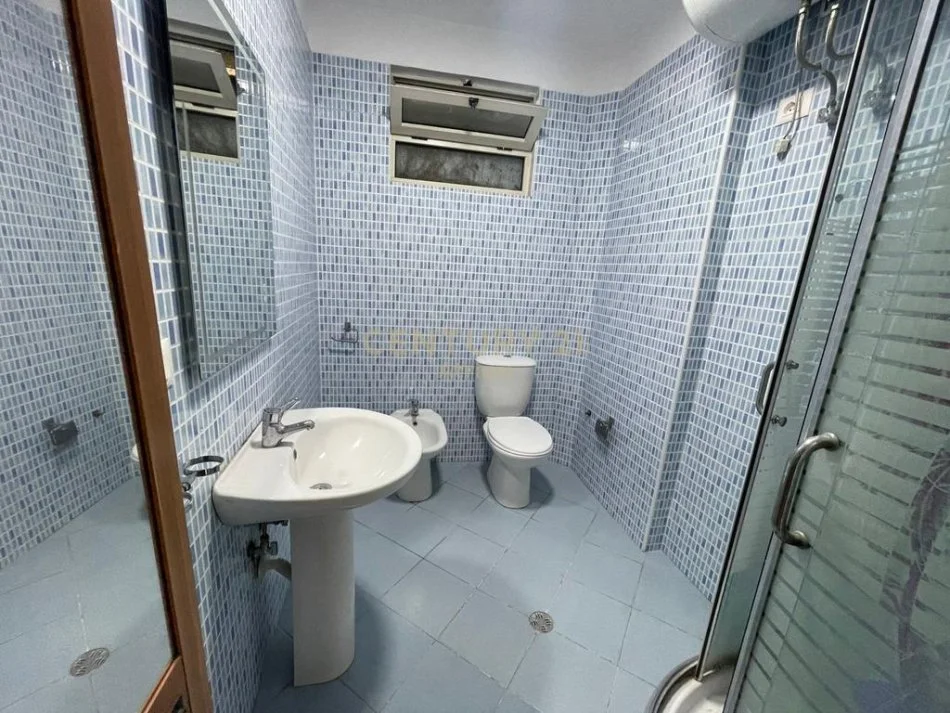 Tirane, jepet me qera apartament 2+1 Kati 2, 60 m² 650 € 