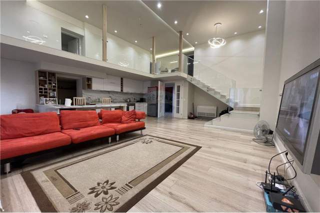 Tirane, shitet apartament duplex 3+1+A+BLK Kati 1, 17.506 m² 160.000 Euro (Rruga e Kavajes)