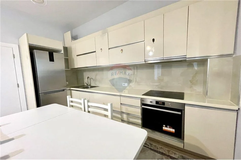 Tirane, jepet me qera apartament 2+1+Ballkon , 123 m² 1.000 € (Square 21)