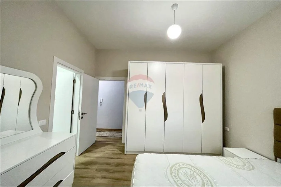 Tirane, jepet me qera apartament 2+1+Ballkon , 123 m² 1.000 € (Square 21)
