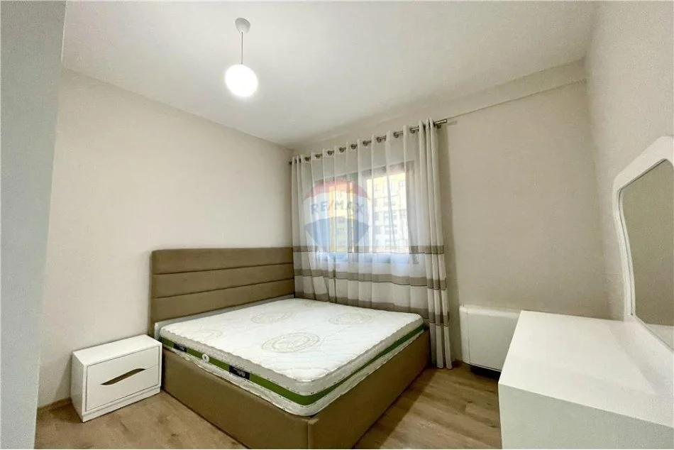 Tirane, jepet me qera apartament 2+1+Ballkon , 123 m² 1.000 € (Square 21)