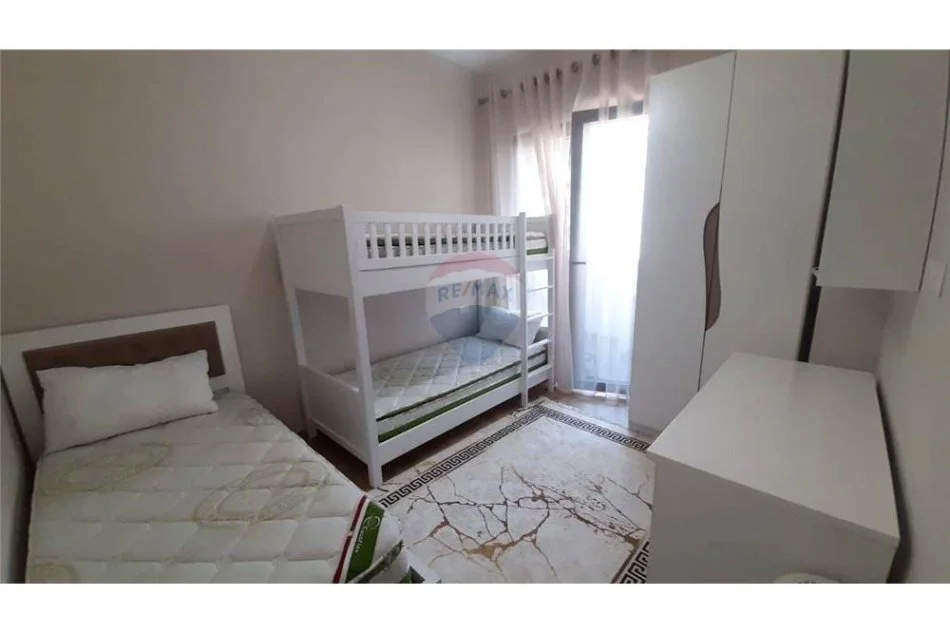 Tirane, jepet me qera apartament 2+1+Ballkon , 123 m² 1.000 € (Square 21)