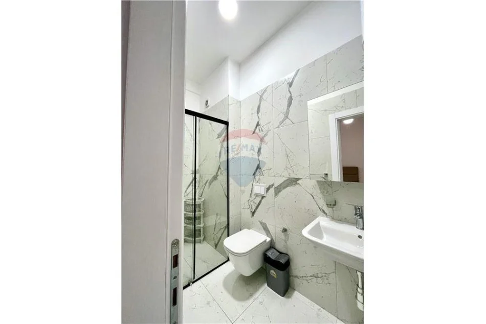 Tirane, jepet me qera apartament 2+1+Ballkon , 123 m² 1.000 € (Square 21)