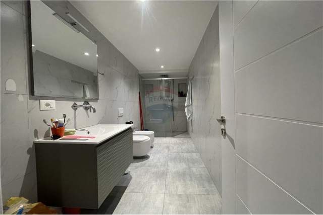 Tirane, shitet apartament duplex 3+1+A+BLK Kati 1, 17.506 m² 160.000 Euro (Rruga e Kavajes)