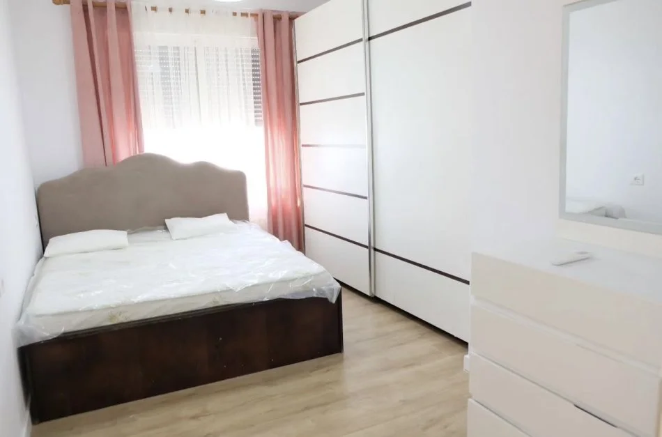 Tirane, jepet me qera apartament 2+1+Ballkon Kati 4, 100 m² 650 € (Rruga e Dibres)