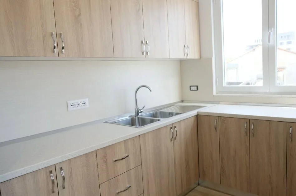 Tirane, jepet me qera apartament 2+1+Ballkon Kati 4, 100 m² 650 € (Rruga e Dibres)