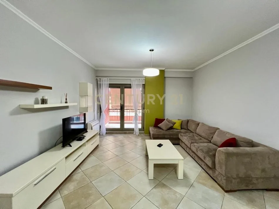 Tirane, jepet me qera apartament 1+1+Ballkon Kati 3, 60 m² 800 € 