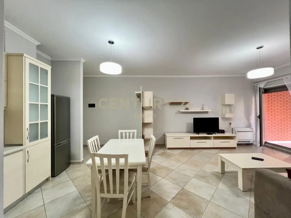 Tirane, jepet me qera apartament 1+1+Ballkon Kati 3, 60 m² 800 € 