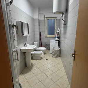 Tirane, jepet me qera apartament 1+1+Ballkon Kati 5, 88 m² 60,000 ALL (Liqeni i thate)
