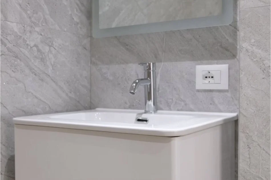 Tirane, jepet me qera apartament 2+1+Ballkon Kati 4, 100 m² 650 € (Rruga e Dibres)