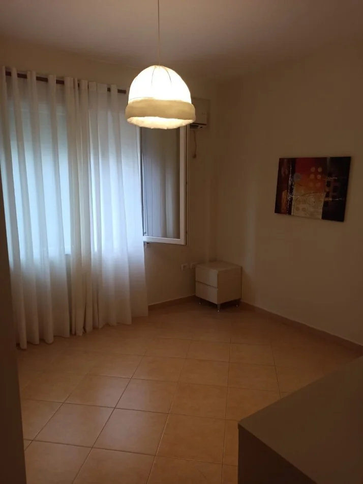 Tirane, jepet me qera apartament 3+1 Kati 1, 130 m² 750 € (Liqeni i thate)