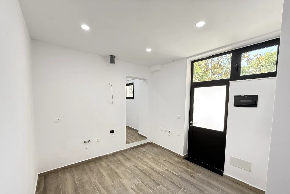 Tirane, jepet me qera ambjent biznesi Kati 0, 60 m² 750 € (Tregu Elektrik)