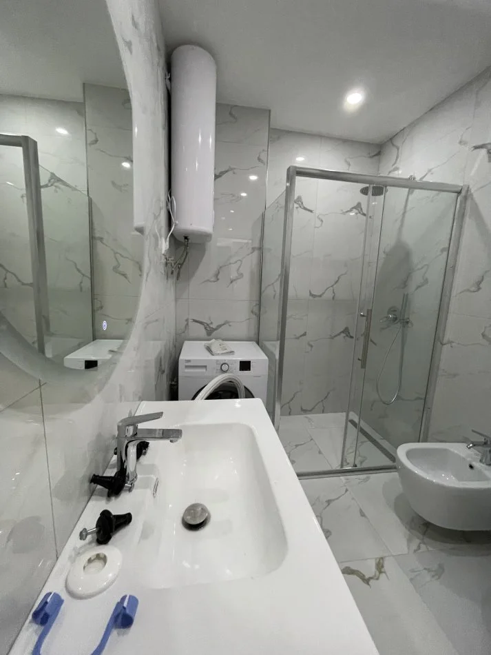 Tirane, jepet me qera apartament 1+1+Ballkon Kati 7, 89 m² 1.000 € (Rruga e kosovareve)