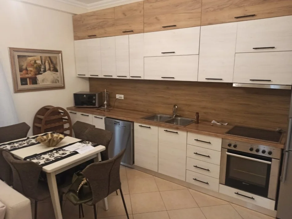 Tirane, jepet me qera apartament 3+1 Kati 1, 130 m² 750 € (Liqeni i thate)