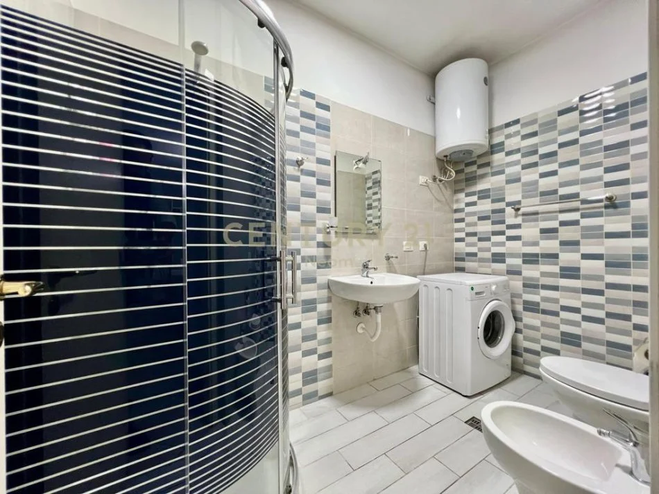 Tirane, jepet me qera apartament 1+1+Ballkon Kati 3, 60 m² 800 € 