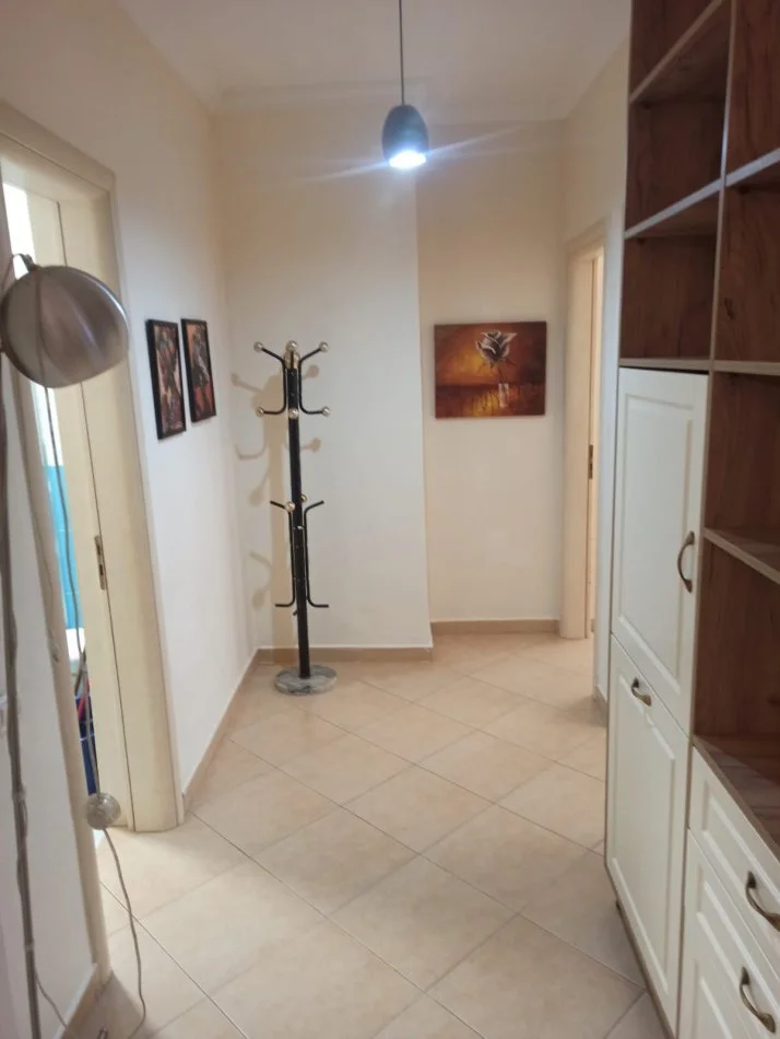 Tirane, jepet me qera apartament 3+1 Kati 1, 130 m² 750 € (Liqeni i thate)
