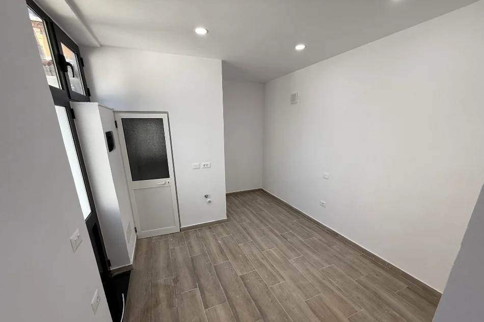 Tirane, jepet me qera ambjent biznesi Kati 0, 60 m² 750 € (Tregu Elektrik)