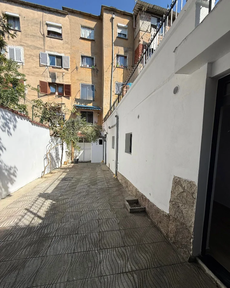 Tirane, jepet me qera ambjent biznesi Kati 0, 60 m² 750 € (Tregu Elektrik)