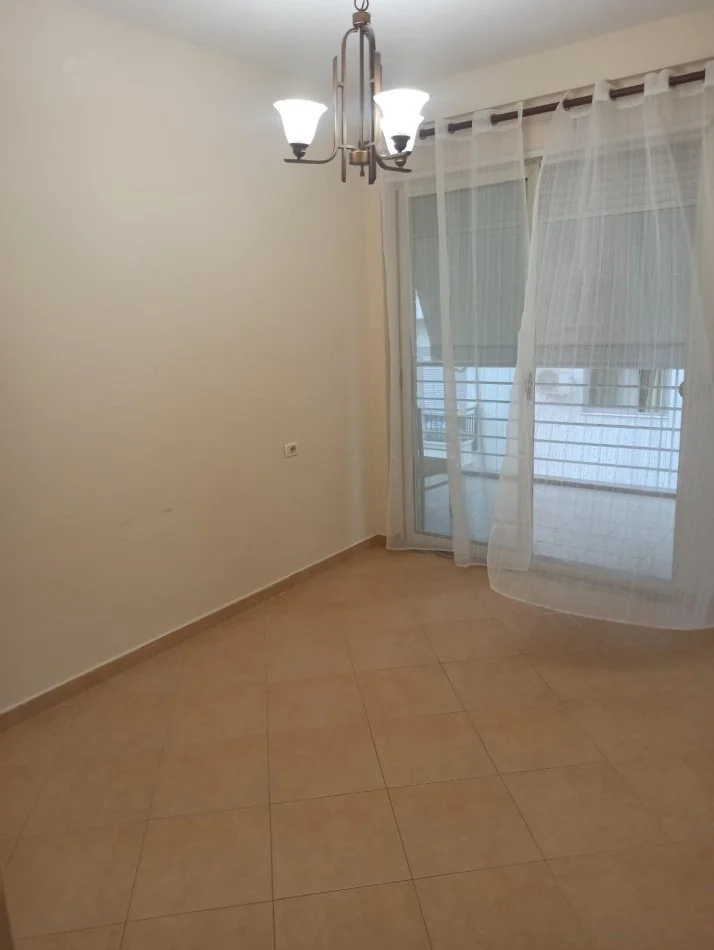 Tirane, jepet me qera apartament 3+1 Kati 1, 130 m² 750 € (Liqeni i thate)