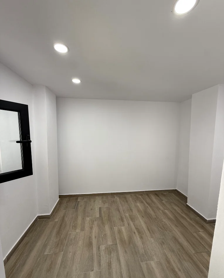 Tirane, jepet me qera ambjent biznesi Kati 0, 60 m² 750 € (Tregu Elektrik)