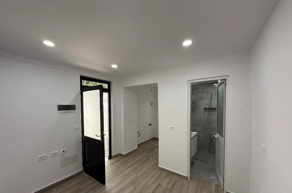 Tirane, jepet me qera ambjent biznesi Kati 0, 60 m² 750 € (Tregu Elektrik)