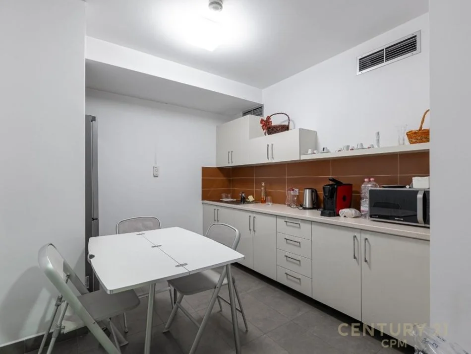 Tirane, shes ambjent biznesi Kati 1, 265 m² (Rruga Ndre Mjeda)