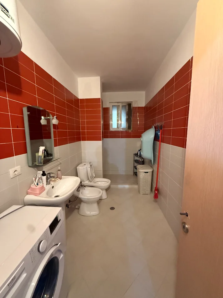 Tirane, shes apartament 2+1+Ballkon Kati 1, 113.000 € (Fresku)