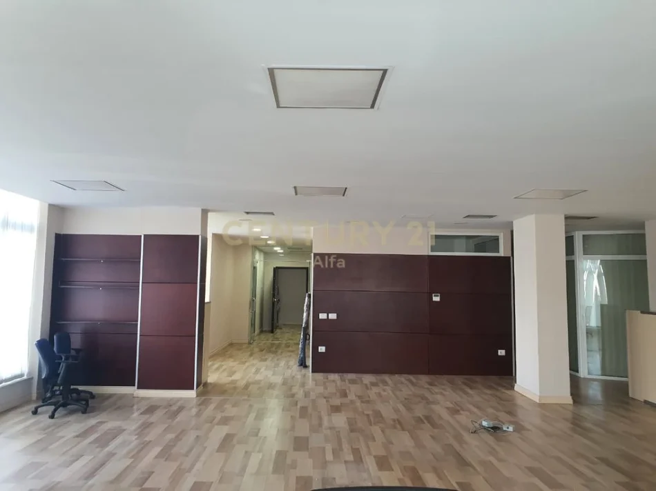 Tirane, jepet me qera zyre Kati 2, 260 m² 3.000 € 