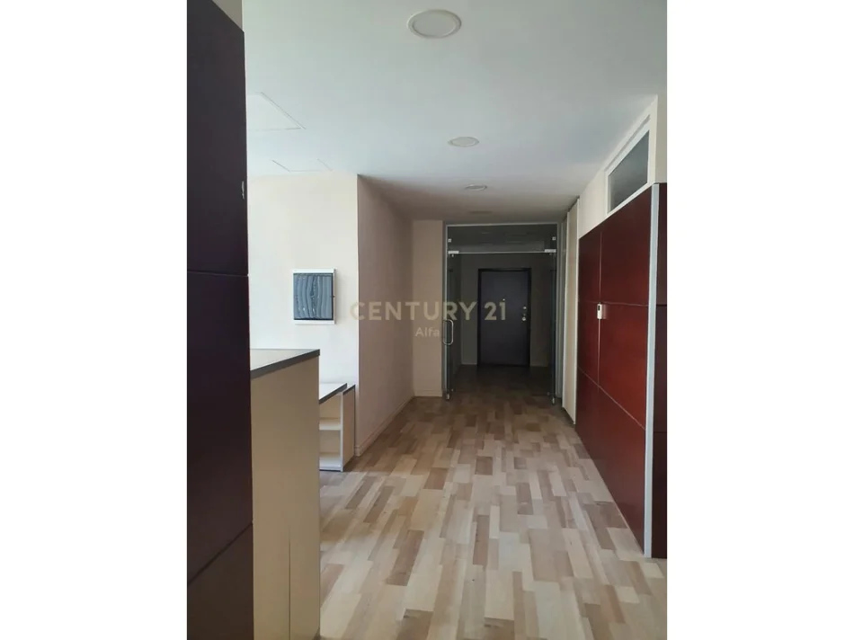 Tirane, jepet me qera zyre Kati 2, 260 m² 3.000 € 